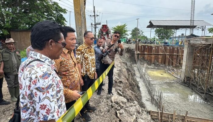 Bupati Sidoarjo H.Subandi Sidak Pembangunan Rumah Pompa dan Bendungan di Desa Kedung Peluk