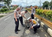Cegah Kecelakaan, Satlantas Kapuas Hulu Perbaiki Tiga Titik Lubang di Jalan Protokol Putussibau