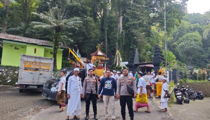 Polsek Krembung Amankan Persembahyangan Piodalan di Pura Penataran Agung Margo Wening
