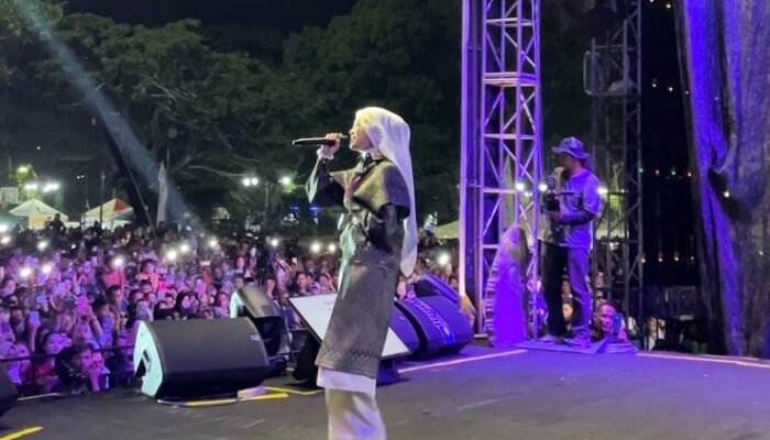 Ribuan Pengunjung Padati Lapangan Cindua Mato Saksikan Penampilan Memukau Diva Aurel
