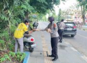 Satlantas Polresta Jambi Tebar Kebaikan Lewat Program Jumat Berkah di The Hok