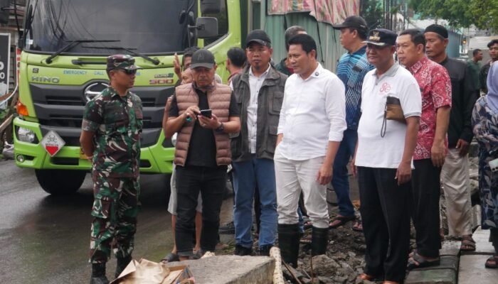 Bupati Subandi Sidak Proyek Betonisasi Waru, Tegaskan Kualitas dan Target Waktu