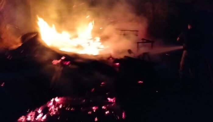 Diduga Karna Arus Pendek Listrik Satu Rumah Semi Permanen Hangus Dilalap Sijago Merah