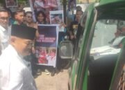 Massa dari Pemuda dan Masyarakat Sumsel Bentangkan Spanduk Berikan Dukungan Moril kepada Alex Noerdin