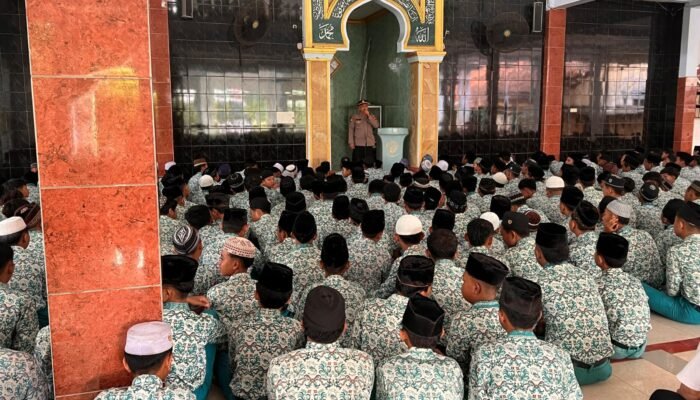 Polsek Krembung Edukasi Pelajar SMPN 2 Krembung Berlalu Lintas Tertib dan Aman di Jalan Raya