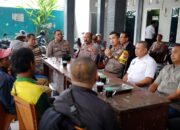 Kapolsek Taman Mediasi BUMDes Tawangsari dan Warga Terdampak Peternakan Ayam