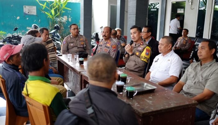 Kapolsek Taman Mediasi BUMDes Tawangsari dan Warga Terdampak Peternakan Ayam