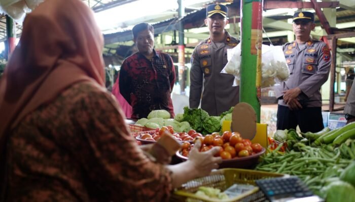 Kapolsek Taman Blusukan ke Pasar Sepanjang, Pantau Harga Sembako Jelang Natarul