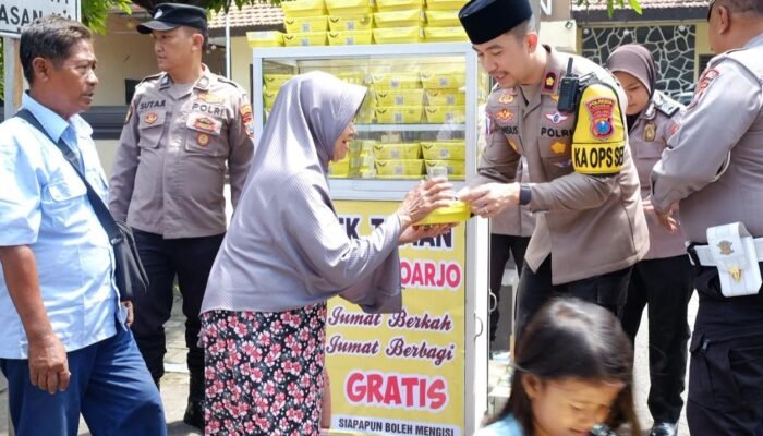 Polsek Taman Berbagi Makanan Gratis di Jumat Berkah