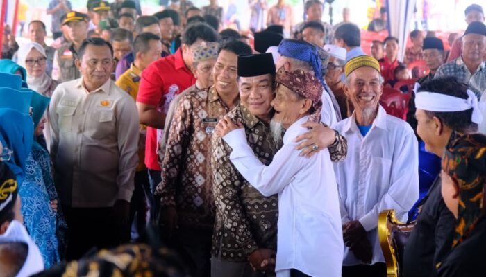 Bupati Muba Lanjutkan Kunker di Plakat Tinggi, Kukuhkan Paguyuban Pasundan dan Salurkan Bantuan Sosial