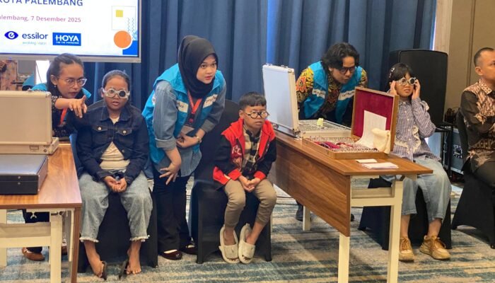 Universitas Kader Bangsa dan IROPin Gelar Bakti Sosial Pemeriksaan Mata dan Pembagian Kacamata Gratis untuk Siswa SD di Palembang