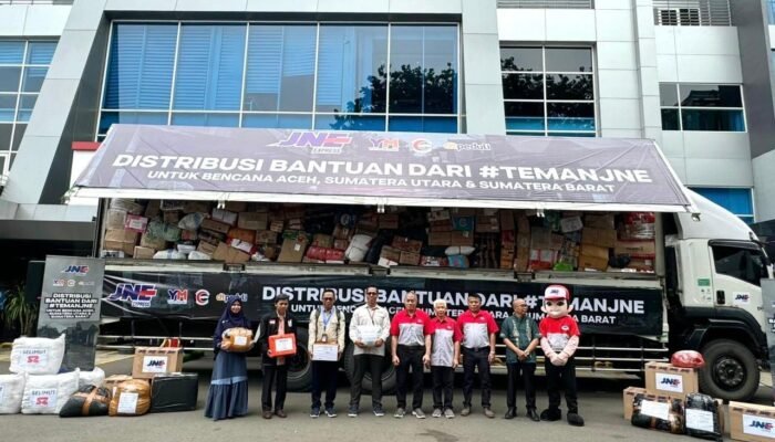 JNE Jadi Motor Kolaborasi Nasional Salurkan 500 Ton Bantuan untuk Korban Banjir dan Longsor di Sumatera