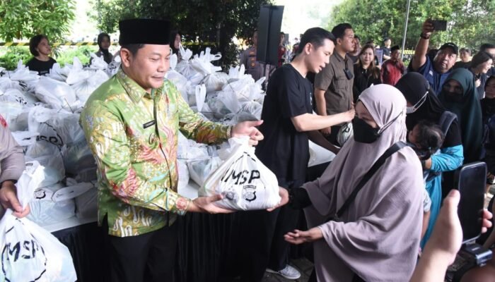 Forkopimda Sidoarjo Bersama Yayasan Mawar Sharon Peduli Gelar Bakti Sosial, Seribu Paket Sembako dan Makan Gratis Disalurkan