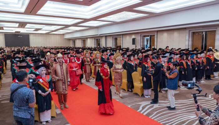 Sebanyak 550 Mahasiswa UKB Resmi Diwisudakan, Rektor: Jadilah Insan Rendah Hati