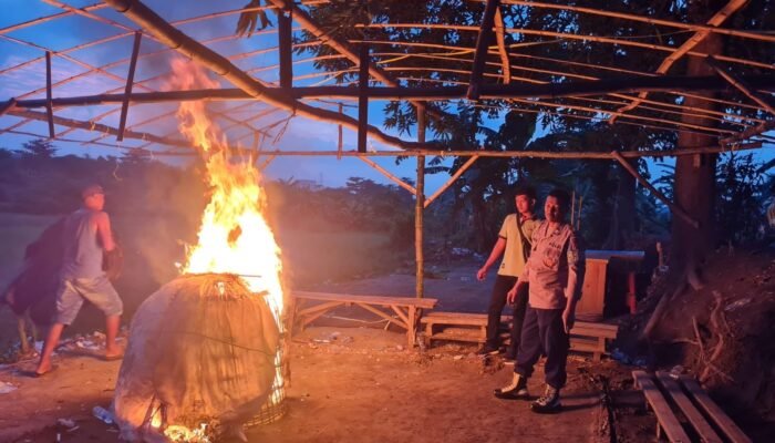 Tindaklanjuti Dumas Sabung Ayam, Polsek Jabon Bongkar Arena Judi di Desa Trompoasri