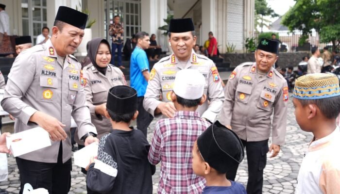 Jumat Berkah, Polresta Sidoarjo Bagikan 3.000 Nasi Kotak kepada Masyarakat