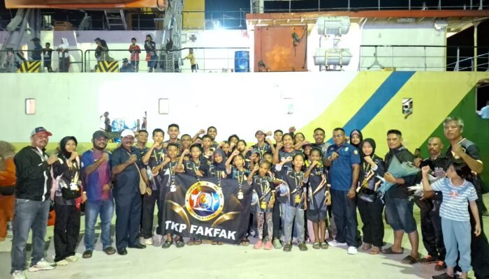 Kembali Dengan Prestasi, Kontingen Taekwondo Kota Pala Fakfak Disambut Penuh Haru