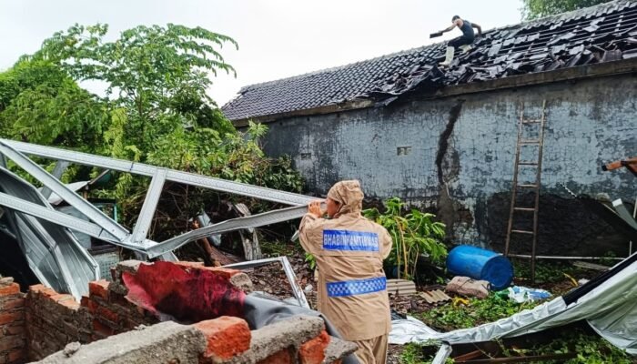 Angin Puting Beliung Terjang Desa Prasung, Polsek Buduran Bersinergi Gerak Cepat Bantu Warga Terdampak