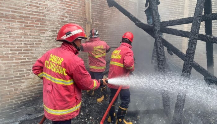 Gudang Rosok di Karangrejo Tulungagung Terbakar Pagi Hari, Kerugian Ditaksir Capai Rp100 Juta