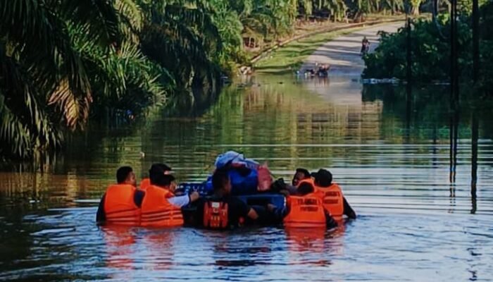 Tembus Banjir Demi Normalkan Komunikasi PEP Rantau Field, Baron Wujudkan Dedikasi Bekerja