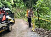 Membahayakan Pengendara, Bhabinkamtibmas Petungkriyono Pasang Garis Polisi di Jalur Rawan Longsor