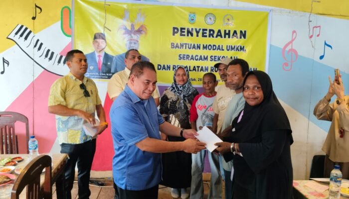 Serahkan Bantuan Untuk Masyarakat Fakfak, Samun Dahlan : Suara Golkar Suara Rakyat