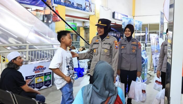 Polwan Polresta Sidoarjo Siap Amankan Libur Nataru dan Sapa Humanis Penumpang Bus di Terminal Purabaya
