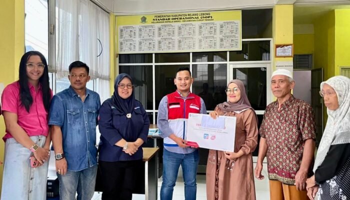Pertamina Patra Niaga Regional Sumbagsel Salurkan Bantuan untuk Korban Banjir di Rejang Lebong