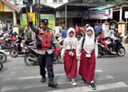 Cegah Kecelakaan Siswa, Polsek Krian Lakukan Gatur Lalu Lintas Pagi Hari