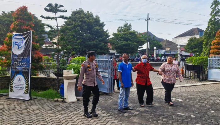 Jelang Nataru, Bhabinkamtibmas Tropodo Perkuat Keamanan Gereja Salib Suci