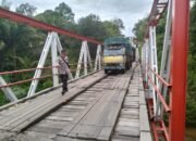 Sempat Terhambat, Jalan Putussibau – Sintang Akibat Jembatan Rusak Arus Lalu Lintas kembali Normal 