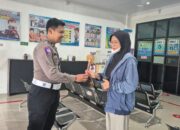 Satlantas Polres Pekalongan Beri Hadiah Pemohon SIM yang Tertib dan Disiplin