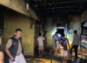 Api Melahap Kantor Desa Pemawan, Polisi dan Masyarakat Berjibaku Hadapi Kobaran Api 