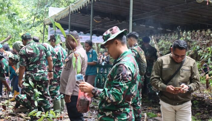 Dandim 1803/Fakfak Sebut Penanaman Pohon Penting untuk Jaga Ekosistem