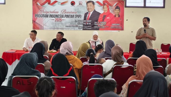 Anggota Komisi XI DPR RI Salurkan Bantuan Program PIP Kepada 160 Siswa di Kota Batu