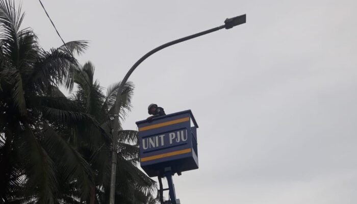 Dishub Ciamis Bantu Penyambungan Kabel PJU Nasional yang Putus di Ruas Jalan Ciamis–Banjar