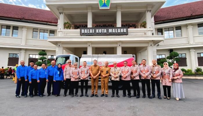 Perumda Tugu Tirta Kota Malang Terima Bantuan Truk Tangki Dari CSR Bank Jatim Untuk Layanan Masyarakat