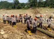 Aksi Kemanusiaan Brimob Jambi, Bangun Jembatan Darurat Pulihkan Akses Warga Agam Pasca Bencana