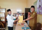 Lurah Pasar Muara Beliti Serahkan SK Plt Ketua RT dan Penandatanganan Pakta Integritas