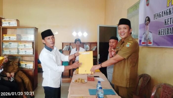 Lurah Pasar Muara Beliti Serahkan SK Plt Ketua RT dan Penandatanganan Pakta Integritas