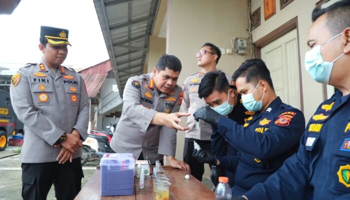 Pastikan Konsumsi Warga Aman, Polres Karawang dan Biddokkes Polda Jabar Cek Kelayakan Pangan Korban Banjir