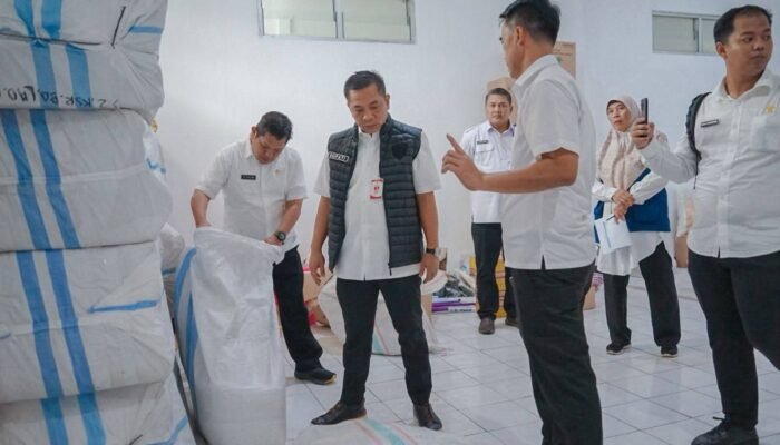 Pastikan Logistik Pengungsi Layak, Bupati Karawang Sidak Dapur Umum Dinsos