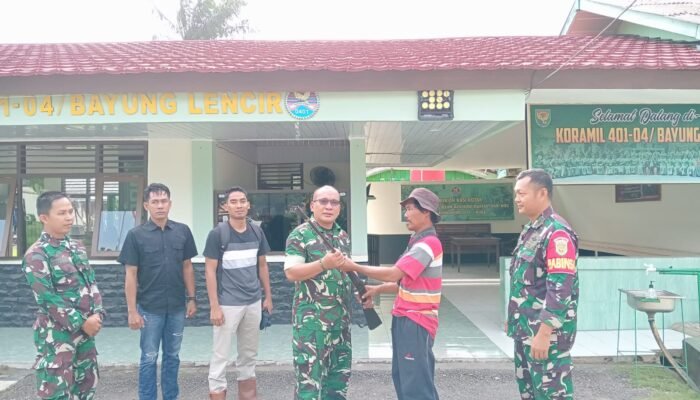 Warga Bayung Lencir Serahkan Senpi Rakitan ke TNI, Danramil : Bukti Kesadaran Hukum Masyarakat Muba