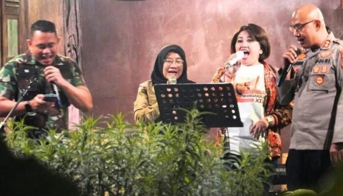 Bupati Karo Bersama Forkopimda Berikan Kejutan Ulang Tahun Kepada Dandim 0205/Tanah Karo