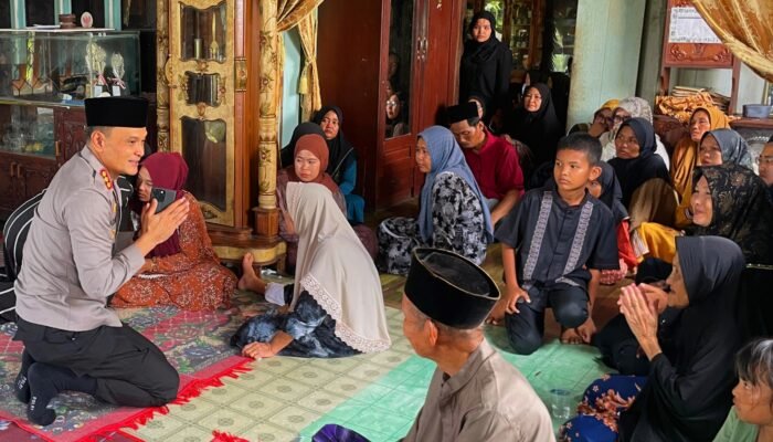 Kapolrestabes Palembang ‘Sambangi’ Rumah Duka Lakalantas