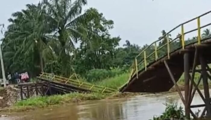 Jembatan Besi Lubuk Rukam–Muara Kumbang Ogan Ilir Ambruk
