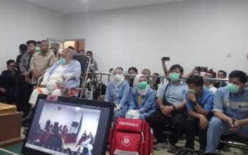 Terdakwa H. Halim Hadir di PN Palembang Dikawal Ketat Tim Kesehatan