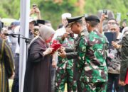 Momen Haru Fatmawati Salim Terima Lipatan Merah Putih Usai Upacara Pemakaman Militer