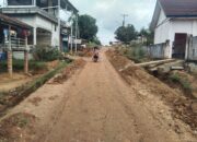 Warga Sukadamai PALI Keluhkan Tumpukan Tanah di Bahu Jalan