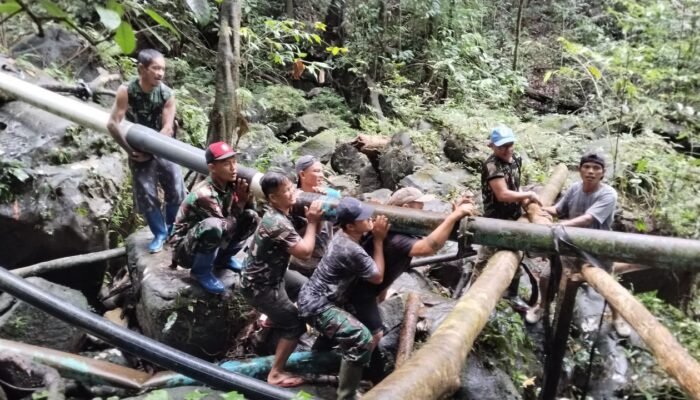 Pengabdian TNI di Perbatasan Indonesia – Malaysia: Babinsa Puring Kencana Bantu Atasi Kesulitan Air Bersih 